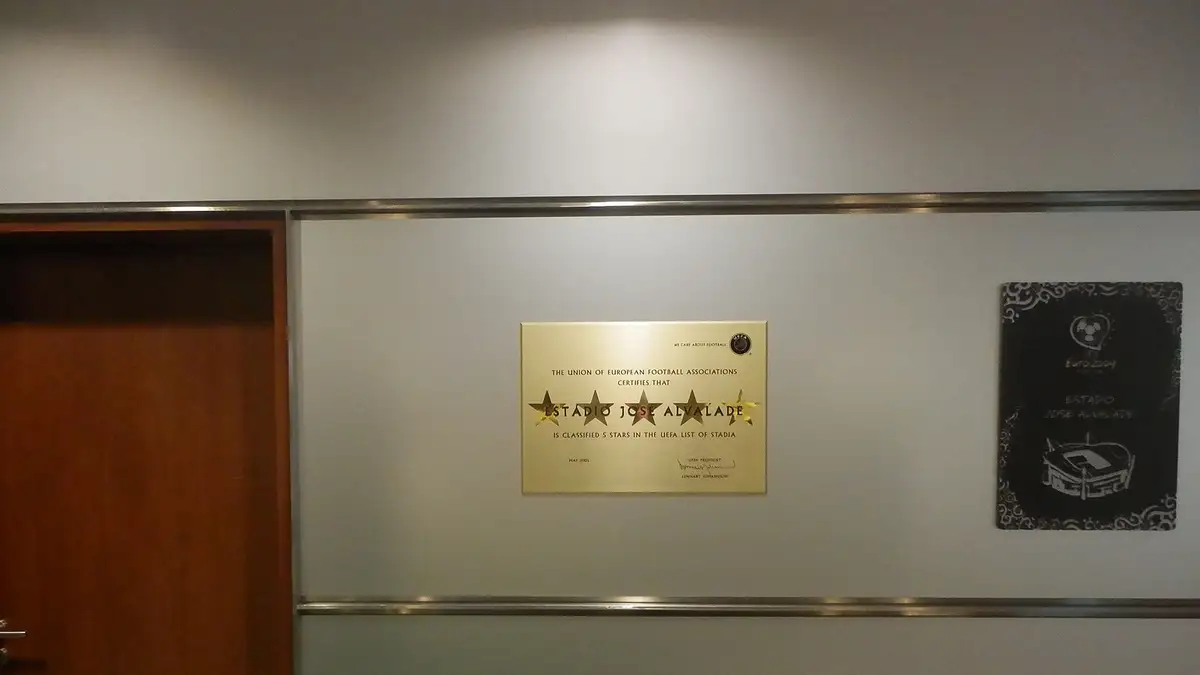 Discontinued plaque awarding Alvalade a five star rating.