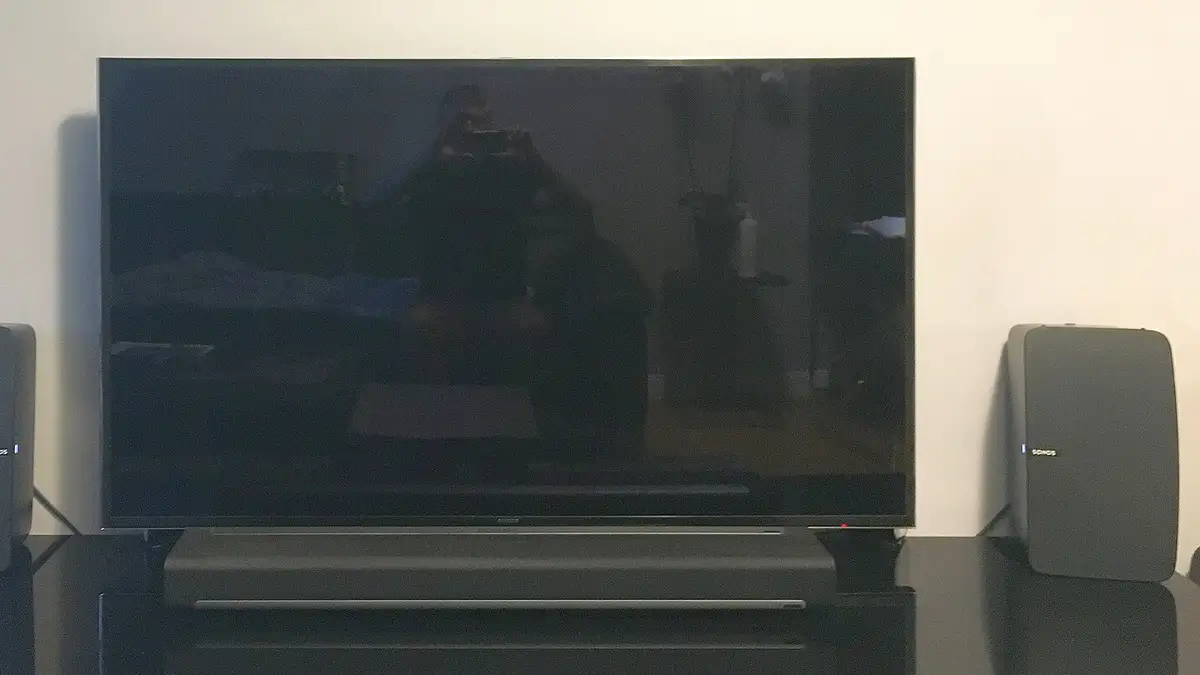 Samsung 55-inch-TV UE55F9000 with Sonos wireless speakers PLAY:5 and Sonos soundbar. The items are positioned on a black lowboard.