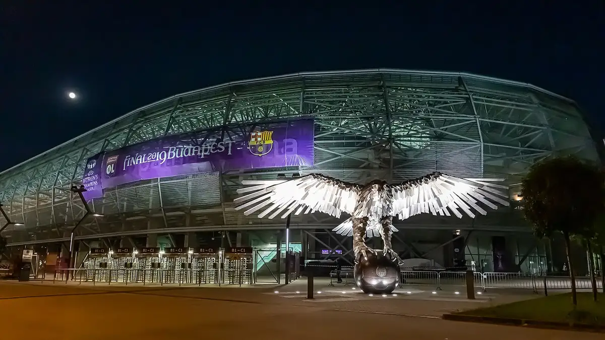 Fußball, Frauen, UEFA Women's Champions League, Olympique Lyonnais - FC Barcelona; Stadion von außen mit Adler-Statue (Wappentier) des Bildh